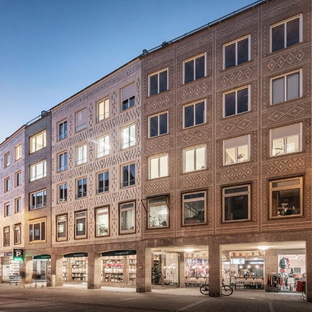 Bestaande keramische gevel, nieuwe kozijnen.