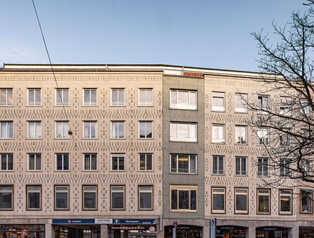 Bestaande keramische gevel, nieuwe kozijnen.