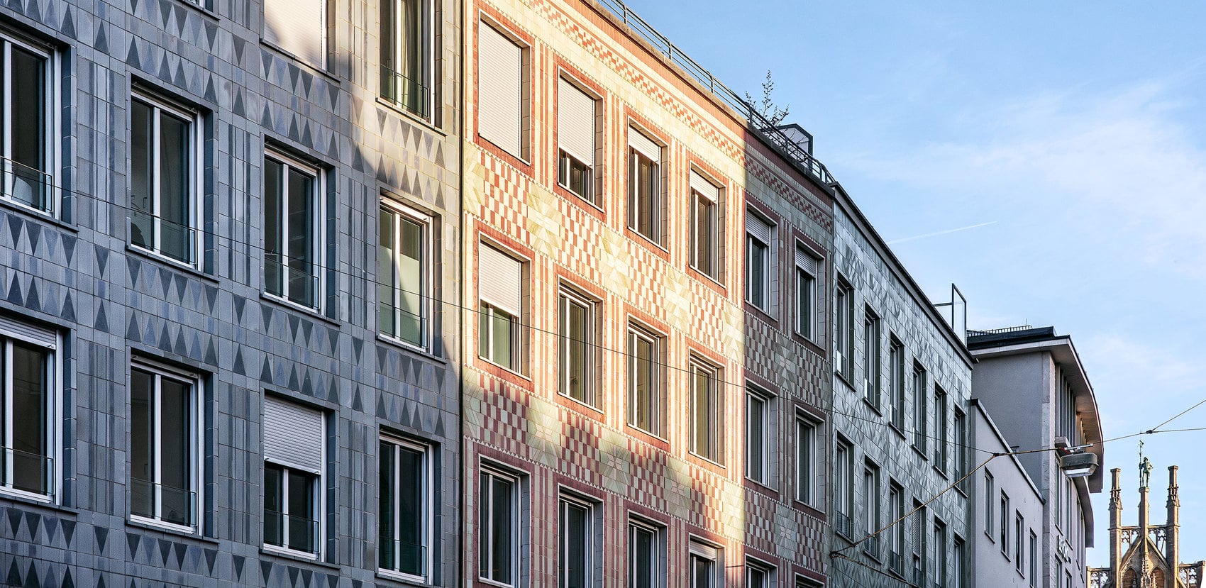De nouvelles fenêtres pour une façade en céramique à préserver.
